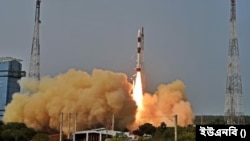 সিঙ্গাপুরের দুটি কৃত্রিম উপগ্রহকে পৃথিবীর কক্ষপথে প্রেরণ করল ভারতীয় মহাকাশ গবেষণা সংস্থা। ইসরো-র এখন সবচেয়ে বড় লক্ষ্য সূর্য-অভিযান। ২২ এপ্রিল, ২০২৩। 