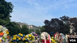 Венки у мемориала жертвам коммунизма в Вашингтоне, 9 июня 2023 года