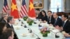 Bộ trưởng Ngoại giao Việt Nam Bùi Thanh Sơn (thứ nhất từ phải) và Đại sứ Việt Nam tại Mỹ Nguyễn Quốc Dũng (thứ hai từ phải) thảo luận với Ngoại trưởng Mỹ Antony Blinken (thử 3 từ trái) và các quan chức chính Hoa Kỳ tại Washington DC hôm 25/3.