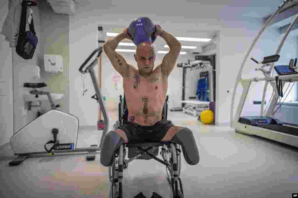 Hennadiy Techyna, un soldado de la legión internacional ucraniana, se ejercita en un centro de rehabilitación en Vynnyky, Ucrania, el 20 de julio de 2023. (AP Foto/Evgeniy Maloletka).