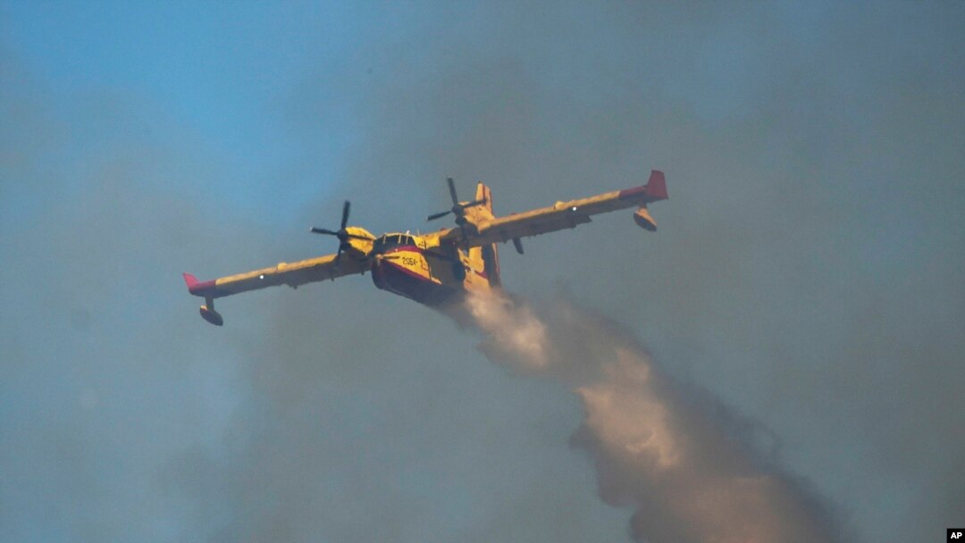Kanader gasi vatru iznad grčkih sela (Foto: AP/Petros Giannakouris)
