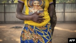 Une jeune fille de quinze ans tombée enceinte après avoir été violée par des rebelles à Paoua dans le nord-ouest de la Centrafrique. AFP/ Barbara Debout