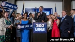 George Latimer se obraća simpatizerima i medijima u izbornoj noći, 25. juna 2024. (Foto: AP/Jeenah Moon)
