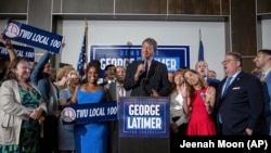 민주당의 뉴욕 주 16구의 예비선거에서 반이스라엘 입장을 견지했던 현역 의원을 꺾은 조지 래티머 후보가 25일 승리 연설을 하고 있다.