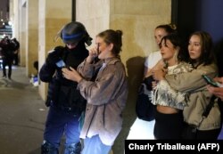 Polisi memeriksa kartu identitas sejumlah orang di Paris, Prancis, Minggu, 2 Juli 2023, lima hari setelah seorang remaja tewas ditembak oleh polisi di Nantarre, pinggiran Kota Paris. (Foto: Charly Triballeau/AFP)