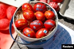 Telur Paskah yang dicat diletakkan di dalam kontainer pada aksi protes "Rusia menentang perang" di seberang kedutaan Rusia di London, Inggris, 24 April 2022. (REUTERS/Peter Nicholls)