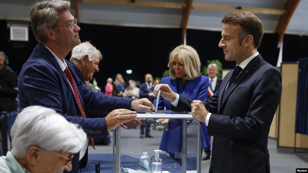 Francuski predsjednik Emmanuel Macron glasa u pratnji prve dame Francuske Brigitte Macron na biračkom mjestu za glasanje u drugom krugu francuskih parlamentarnih izbora u Le Touquet-Paris-Plage, 7. jula 2024.
