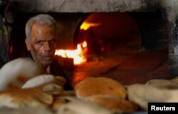Sami Odeh, di toko roti berbahan bakar kayunya yang berusia puluhan tahun, di Rafah, Jalur Gaza selatan, 8 Juli 2023. (REUTERS/Ibraheem Abu Mustafa)