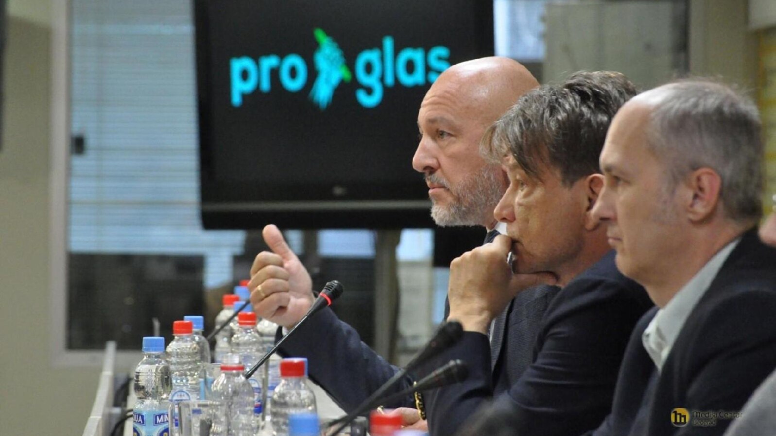 Sudija Miodrag Majić, glumac Dragan Bjelogrlić i pisac Gojko Božović govore na konferenciji za štampu inicijative "Proglas", u Medija centru u Beogradu, 17. aprila 2024. (Foto: FoNet/Medijacentar)