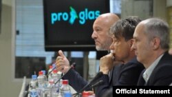 Sudija Miodrag Majić, glumac Dragan Bjelogrlić i pisac Gojko Božović govore na konferenciji za štampu inicijative "Proglas", u Medija centru u Beogradu, 17. aprila 2024. (Foto: FoNet/Medijacentar)