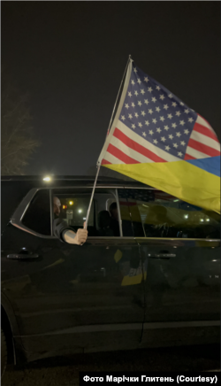 Сенатор-демократ Джон Феттерман зупинився, щоб попросити в активістів український прапор