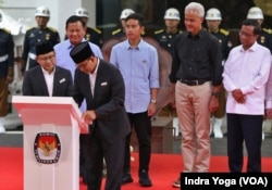 Calon presiden dan wakil presiden, Anies Baswedan dan Muhaimin Iskandar menandatangani Deklarasi Damai Kampanye Pemilu 2024 di Komisi Pemilihan Umum (KPU) pada Senin (27/11) di Jakarta. (VOA/Indra Yoga)