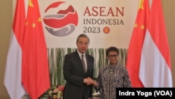 Menteri Luar Negeri Indonesia, Retno Marsudi melakukan pertemuan bilateral dengan Perwakilan China, Wang Yi di Jakarta, Jumat (12/7). (VOA/Indra Yoga)