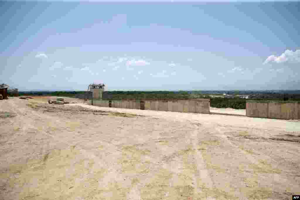 En la zona también se construirán dos vías de comunicación terrestre, torres de vigilancia y puertas en lugares específicos para permitir el patrullaje a ambos lados.&nbsp;