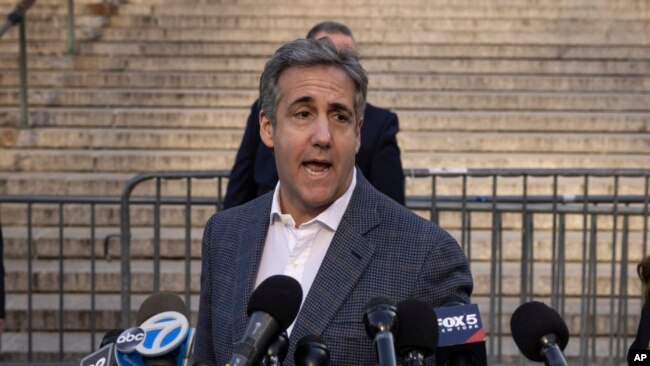 Michael Cohen, ish-avokati i zotit Trump, duke folur për gazetarët