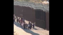 大批中国移民从美墨边界越境涌入美国 