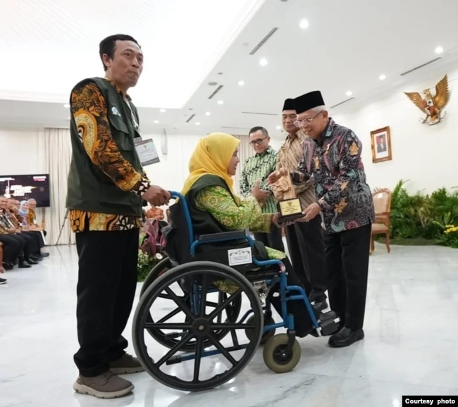 Ahmad Ma'ruf bersama Kuni Fatonah menerima penghargaan Anugerah revolusi mental dari kementrian PMK, diserahkan oleh Wakil Presiden, Makruf Amin (dok. pribadi).