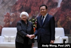 Menteri Keuangan AS Janet Yellen, kiri, berjabat tangan dengan Wang Weizhong, wakil sekretaris partai dan gubernur Guangdong, 5 April 2024. (Foto: AP)