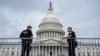 ARCHIVO - Oficiales de la Policía del Capitolio de Estados Unidos se encuentran frente al edificio sede en Washington, el 24 de julio de 2024.