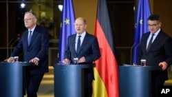 Federal Chancellor Olaf Scholz, center, speaks with Boris Rhein, right, Minister President of Hesse, and Stephan Weil, Minister President of Lower Saxony, after the federal-state summit in Berlin, Nov. 7, 2023.