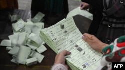 ပါကစ္စတန် ရွေးကောက်ပွဲ မဲပြားများ ရေတွက်နေစဉ်။ (ဖေဖော်ဝါရီ ၉၊ ၂၀၂၄)
