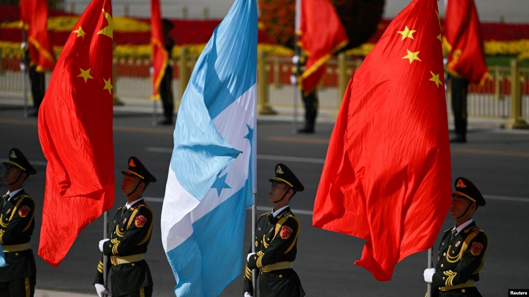 Los guardias de honor chinos se preparan para la llegada de la presidenta hondureña Xiomara Castro y el presidente chino Xi Jinping durante una ceremonia de bienvenida frente al Gran Salón del Pueblo en Beijing, China, el 12 de junio de 2023. Wang Zhao/Pool vía REUTERS