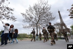 Vojnici patroliraju pored gradilišta pred Olimpijske igre u Parizu