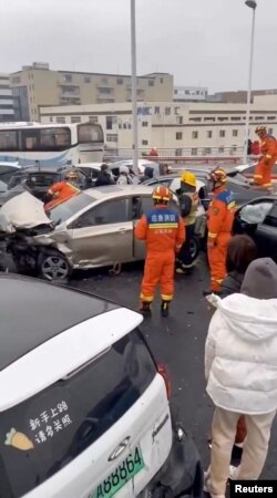 Mobil menumpuk akibat tabrakan beruntunn di jalan layang saat cuaca hujan dan bersalju, di Suzhou, Jiangsu, China dalam tangkapan layar ini diperoleh dari video yang dirilis pada 23 Februari 2024. (REUTERS)