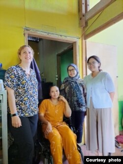 Prof. Rachel Rinaldo melakukan wawancara bersama kolaborator Dr. Fina Itriyati (kedua dari kanan) dan asisten riset Dinda Kamilia (paling kanan).