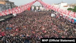 CHP lideri Özgür Özel'i eleştiren Bahçeli, İzmir'de taksici Oğuz Erge'yi öldüren katil zanlısının vatandaşlıktan çıkarılmasını istedi.