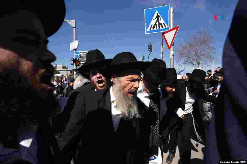 Hombres ultraortodoxos se manifiestan en contra de que los jóvenes de su comunidad sean reclutados por el ejército.