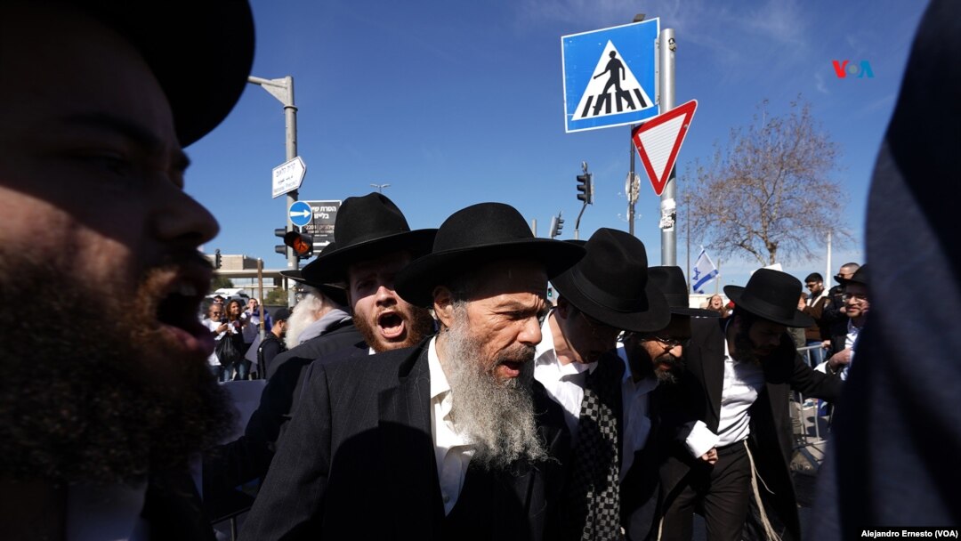 Hombres ultraortodoxos se manifiestan en contra de que los jóvenes de su comunidad sean reclutados por el ejército.