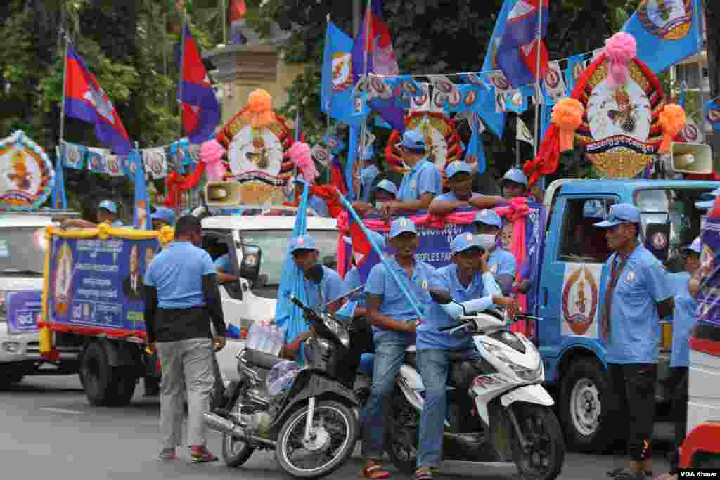 អ្នកគាំទ្រគណបក្សប្រជាជនកម្ពុជា​ជួបជុំ​គ្នា និងហែក្បូន​យុទ្ធនាការឃោសនាបោះឆ្តោតនៅរាជធានី​ភ្នំពេញ ថ្ងៃទី១ ខែកក្កដា ឆ្នាំ២០២៣ ដែលជាថ្ងៃ​ដំបូង​នៃ​យុទ្ធនាការ​ឃោសនា។ (លាស់ លីបលីប/វីអូអេ)