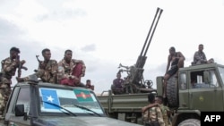 FILE - Somali military force members supporting anti-government opposition leaders gather before leaving to their bases in Mogadishu, Somalia, on May 7, 2021