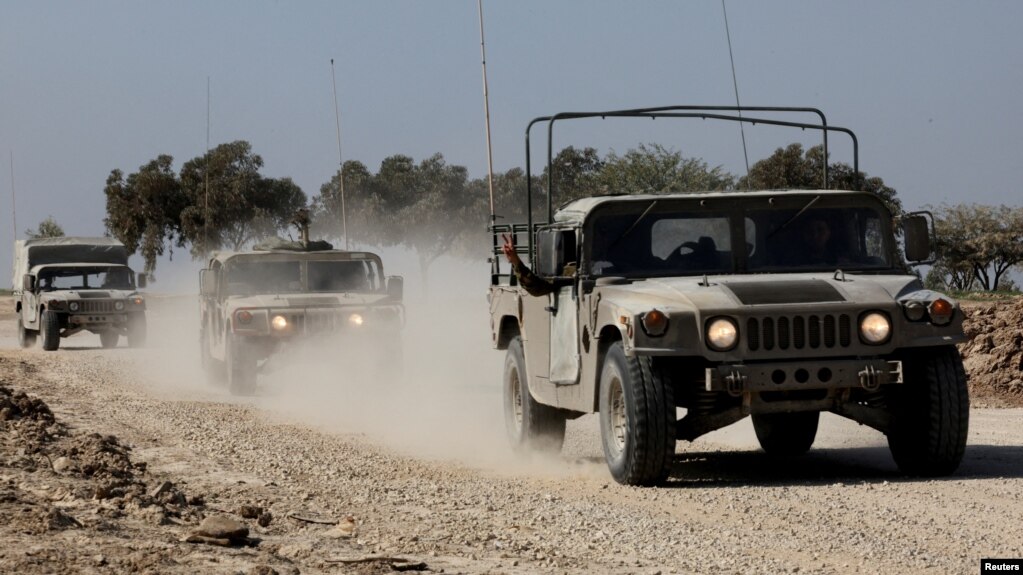 以色列军车队行驶在以色列与加沙的边界地带。（2023年12月31日）(photo:VOA)