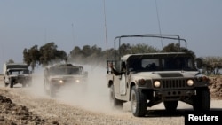 以色列军车队行驶在以色列与加沙的边界地带。（2023年12月31日）