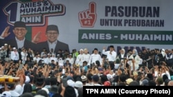 Pasangan calon presiden/calon wakil presiden Anies Baswedan dan Muhaimin Iskandar berkampanye di Stadion Untung Suropati, Pasuruan, Jawa Timur, Jumat, 9 Februari 2024. (Foto: TPN AMIN)