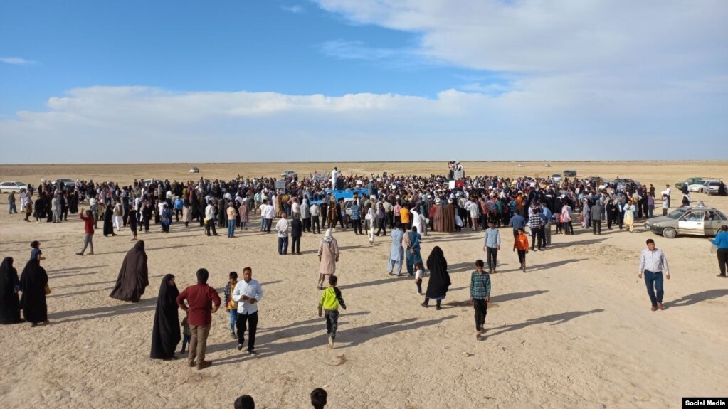 زنجیره انسانی شهروندان استان سیستان و بلوچستان برای نجات تالاب هامون