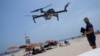 Sebuah drone tampak dioperasikan di pantai Jones di Wantagh, New York untuk memantau ancaman hiu terhadap pengunjung pantai. 