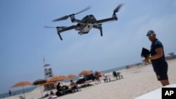 Sebuah drone tampak dioperasikan di pantai Jones di Wantagh, New York untuk memantau ancaman hiu terhadap pengunjung pantai. 