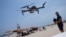Sebuah drone tampak dioperasikan di pantai Jones di Wantagh, New York untuk memantau ancaman hiu terhadap pengunjung pantai. 