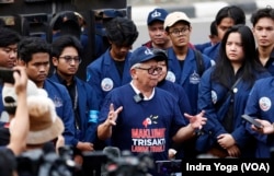 Guru Besar Universitas Trisakti Dadan Umar Daihani (tengah) dalam acara pembacaan Maklumat Trisakti Melawan Tirani di Tugu 12 Mei Reformasi, Jakarta, Jumat, 9 Februari 2024. (Foto: Indra Yoga/VOA)