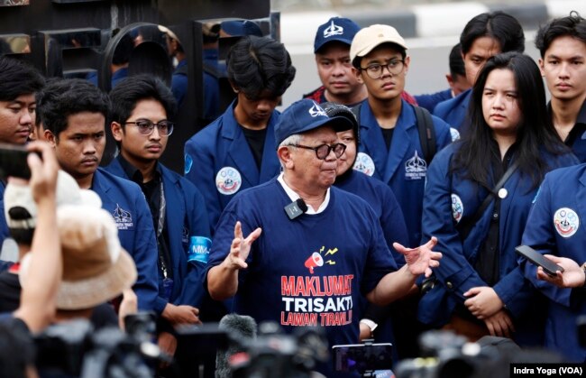 Guru Besar Universitas Trisakti Dadan Umar Daihani (tengah) dalam acara pembacaan Maklumat Trisakti Melawan Tirani di Tugu 12 Mei Reformasi, Jakarta, Jumat, 9 Februari 2024. (Foto: Indra Yoga/VOA)