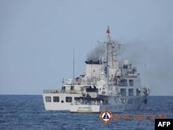 Kapal Penjaga Pantai China (kiri) diduga memblokir kapal patroli Penjaga Pantai Filipina (PCG) Malabrigo dekat Second Thomas Shoal di laut Cina Selatan yang disengketakan. (PCG/ AFP)