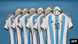 Une photo non datée de Sotheby's montre les six maillots portés par Lionel Messi lors de la Coupe du monde de la FIFA 2022. 