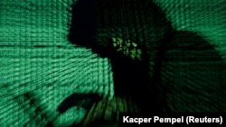 2017年5月13日网络代码投影下的一名男子在使用笔记本电脑