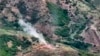 Azerbaycan Savunma Bakanlığı tarafından yayınlanan videodan alınan bu fotoğrafta, Azerbaycan'ın Dağlık Karabağ bölgesinde Ermeni güçlerinin mevzilerinin bulunduğunu söylediği bir alanın üzerinden dumanlar yükseliyor. 