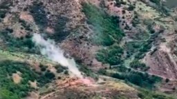 Azerbaycan Savunma Bakanlığı tarafından yayınlanan videodan alınan bu fotoğrafta, Azerbaycan'ın Dağlık Karabağ bölgesinde Ermeni güçlerinin mevzilerinin bulunduğunu söylediği bir alanın üzerinden dumanlar yükseliyor. 