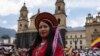 Una mujer indígena asiste a una marcha a favor de las reformas propuestas por el gobierno del presidente Gustavo Petro en Bogotá, Colombia, el 27 de septiembre de 2023.