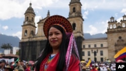 Una mujer indígena asiste a una marcha a favor de las reformas propuestas por el gobierno del presidente Gustavo Petro en Bogotá, Colombia, el 27 de septiembre de 2023.